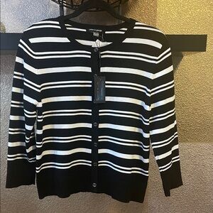 CABLE & GAUGE STRIPED CROPPED 3/4 SLEEVE BUTTON UP SWEATER L